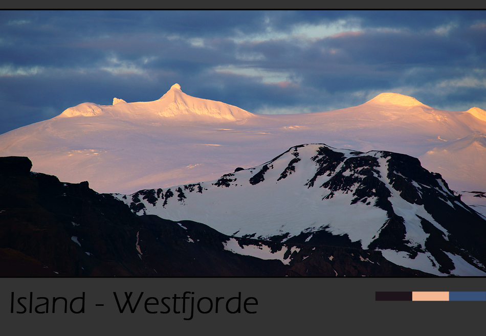 Island Westfjorde – Mitternachtslicht auf den Gletscherbergen