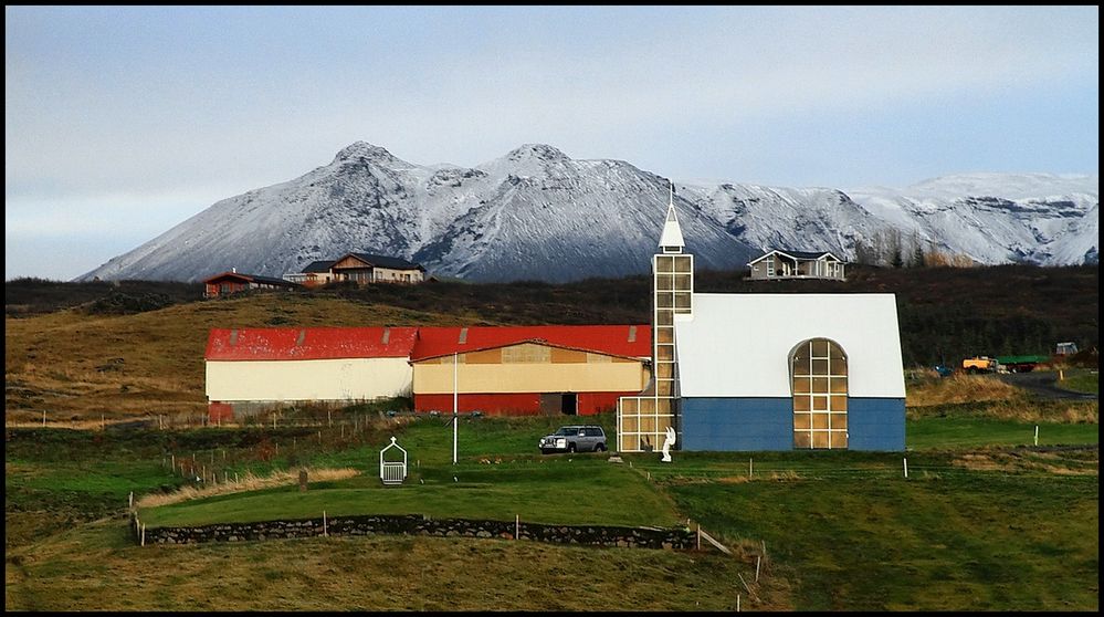 Islands bauernhof mit Kirche