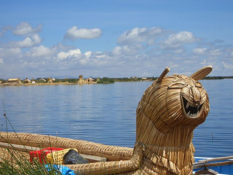 islas flotantes en lago titicaca