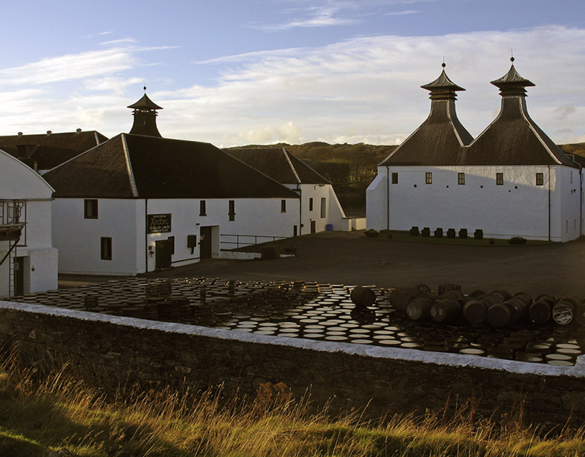 Islay, Schottland – Ardbeg Distillery mit Fässern