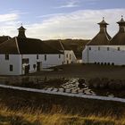 Islay, Schottland – Ardbeg Distillery mit Fässern