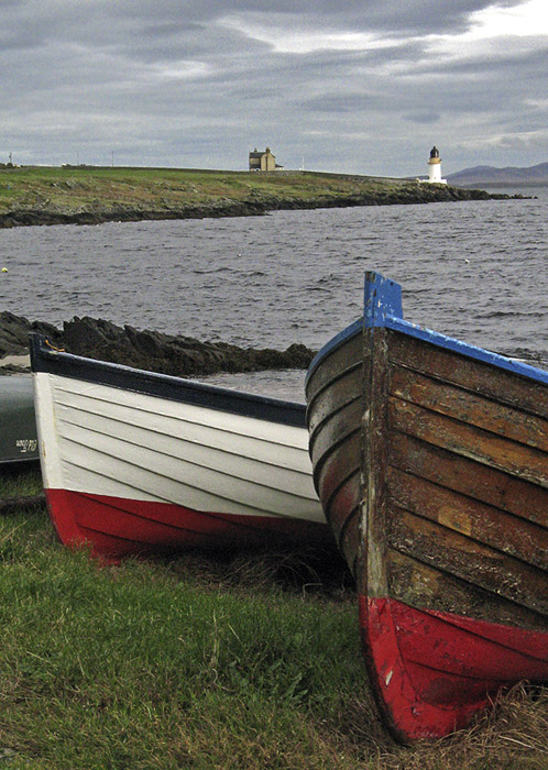 Islay, Schottland – Zwei Fischerboote mit Leuchtturm