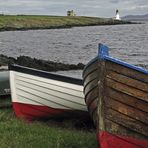Islay, Schottland – Zwei Fischerboote mit Leuchtturm