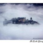 ISOLA AVVOLTA NELLA NEBBIA