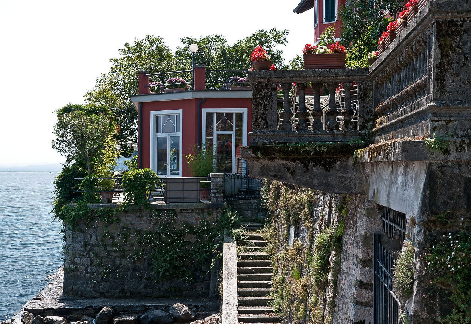 "Isola dei Pescatori" (Fischerinsel) im Lago Maggiore. Eine kleine autofreie Insel im Lago Maggiore.