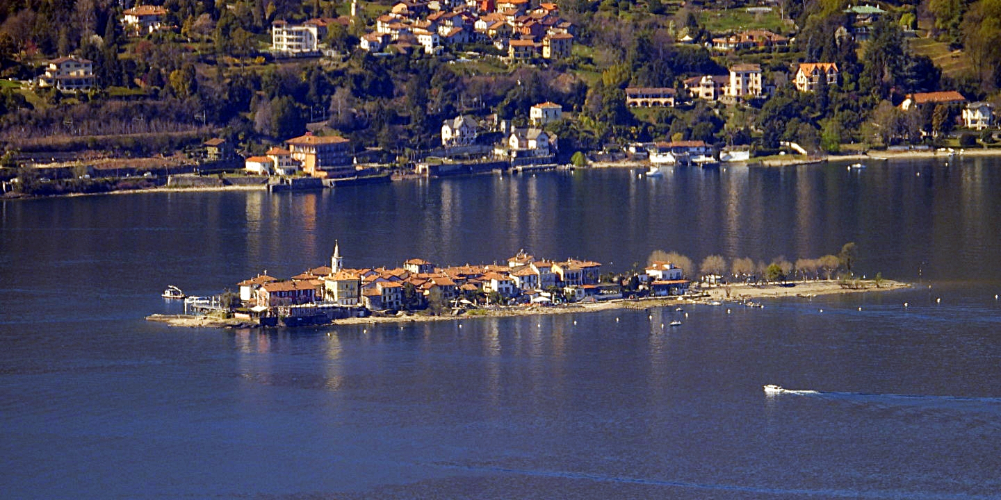 Isola dei Pescatori (Isola Superiore) gesehen vom Monte Sasso del Ferro