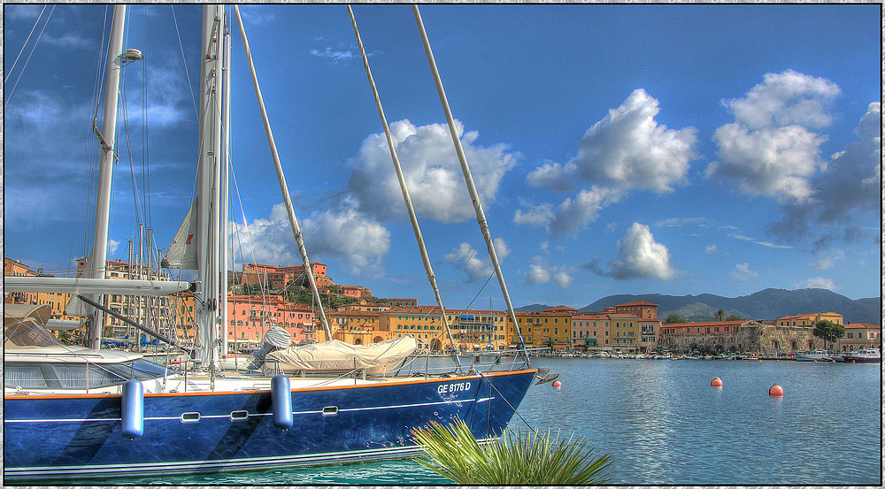 Isola d'Elba: Portoferraio mit Hafen und der Pastelfarbenen Altstadt  im Okt.2012 ( HDR )