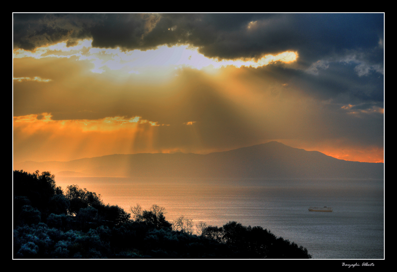 isola di Capri in controluce