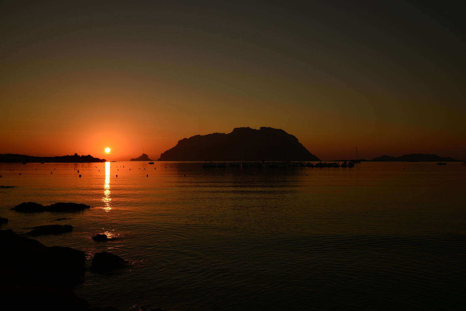 Isola Tavolara am Morgen Sonnenaufgang