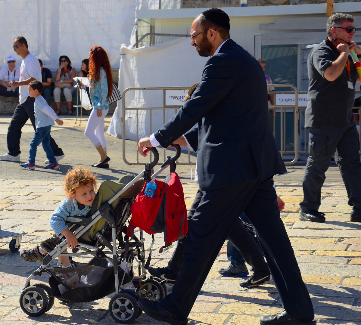 israelischer Vater mit Kinderwagen am Sabbat nahe der Klagemauer