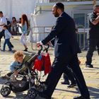 israelischer Vater mit Kinderwagen am Sabbat nahe der Klagemauer