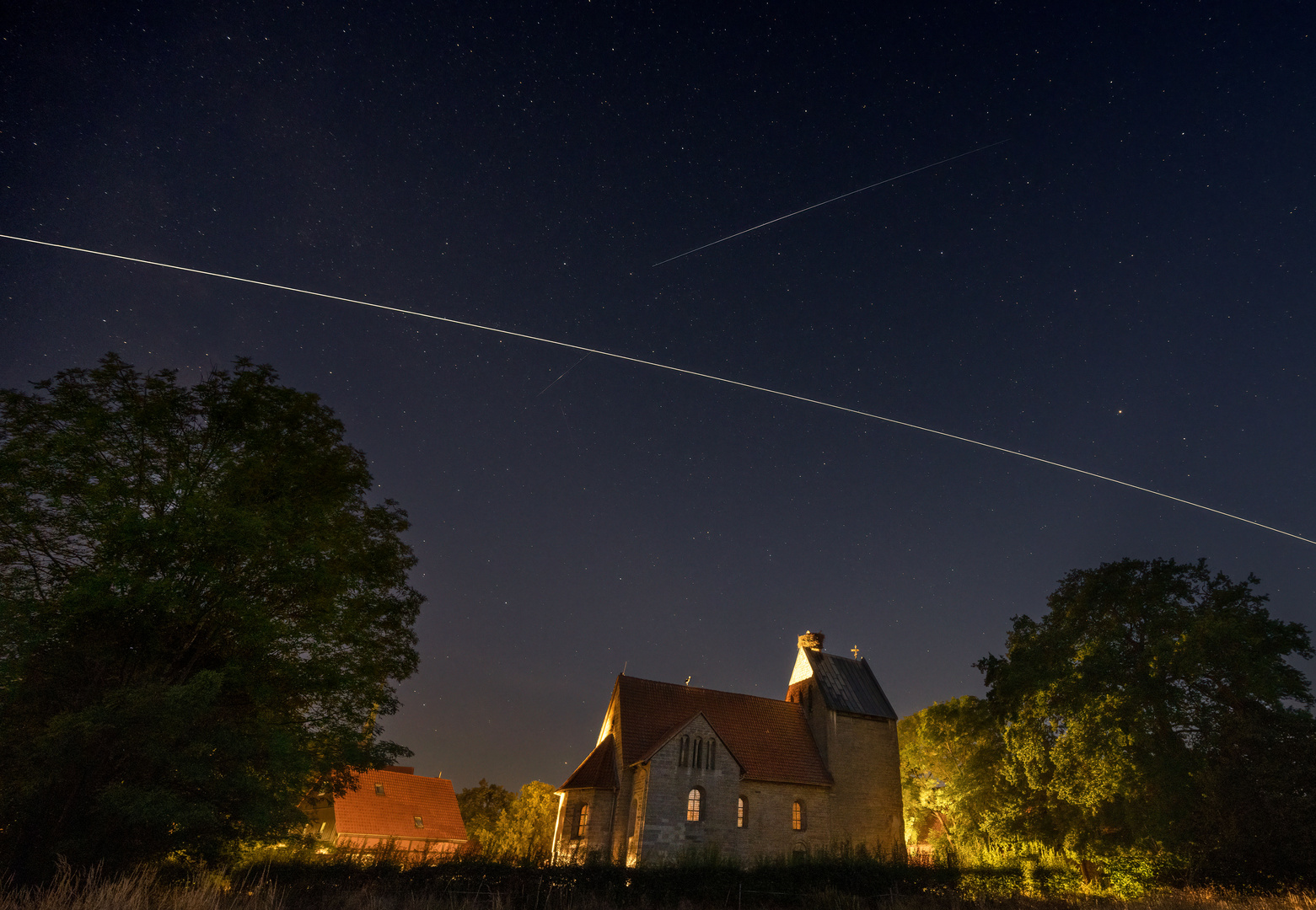 ISS über einer Kirche