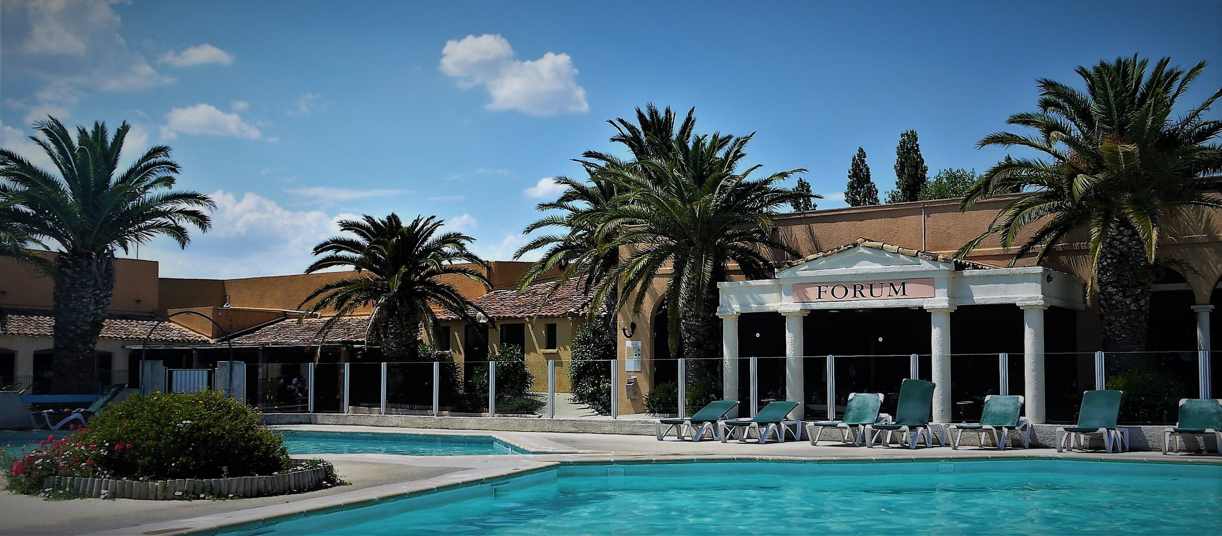 Ist bald wieder Urlaub möglich? - Swimming-Pool in der Camargue