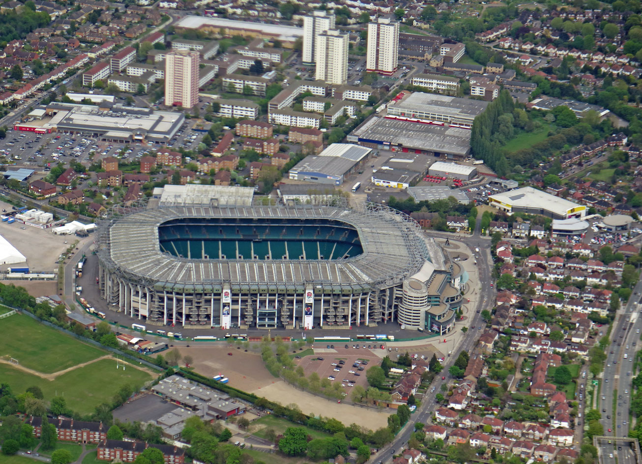 Ist das nicht das berühmt-berüchtigte Wembley Stadion?
