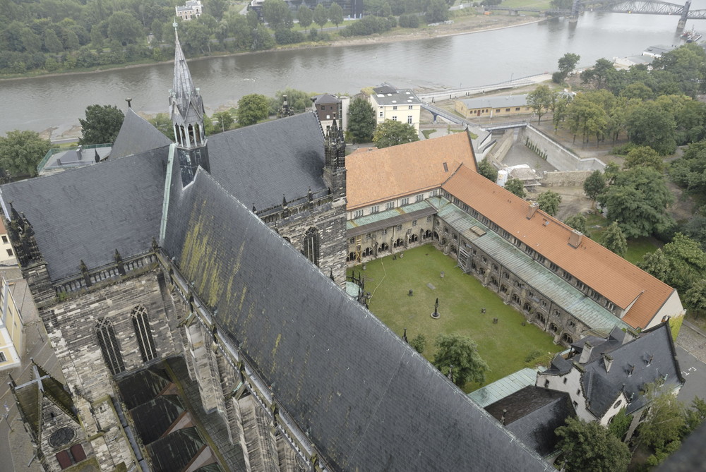 ...ist denn die Elbe immer noch dieselbe fragt sich der Dom...