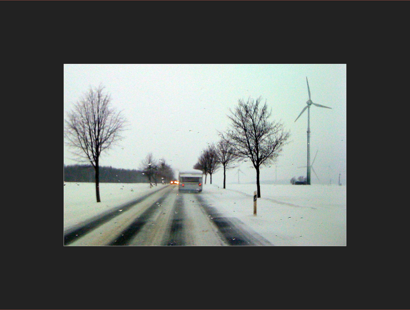 ist eigentlich auch das  f o t o g r a f i e r e  n  mit dem telefon beim autofahren verboten?