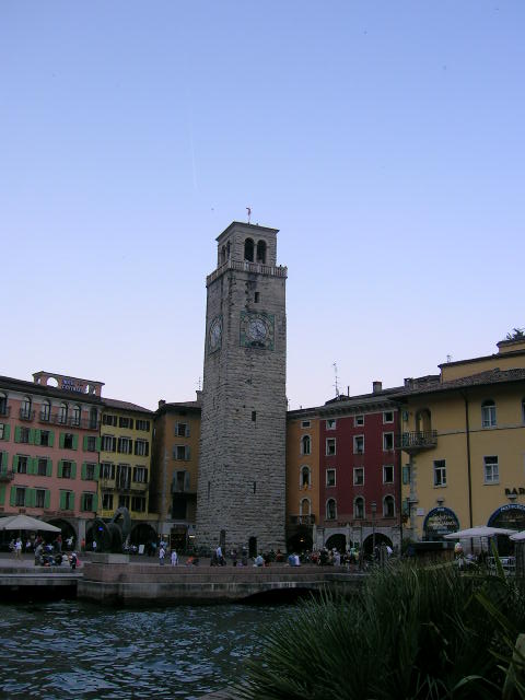 Ist nicht der Schiefturm von Pisa lach sondern Riva am Gardasee 29.04.07