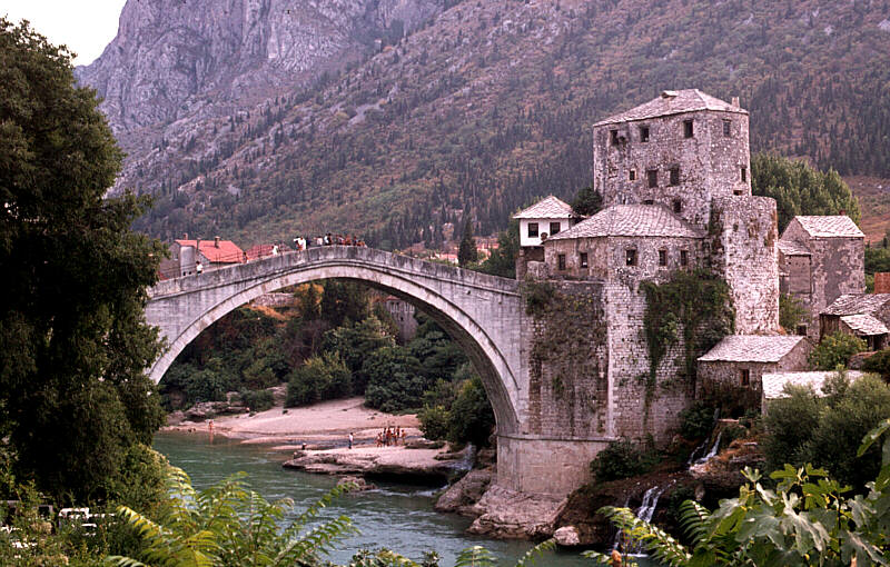 "Ist-nicht-mehr"-Balkan-Brücke, alt  (1978) von Michael L. aus K.