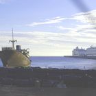 Ist nur ein Zufall. Das Schwesterschiff im Hafen von Arrecife