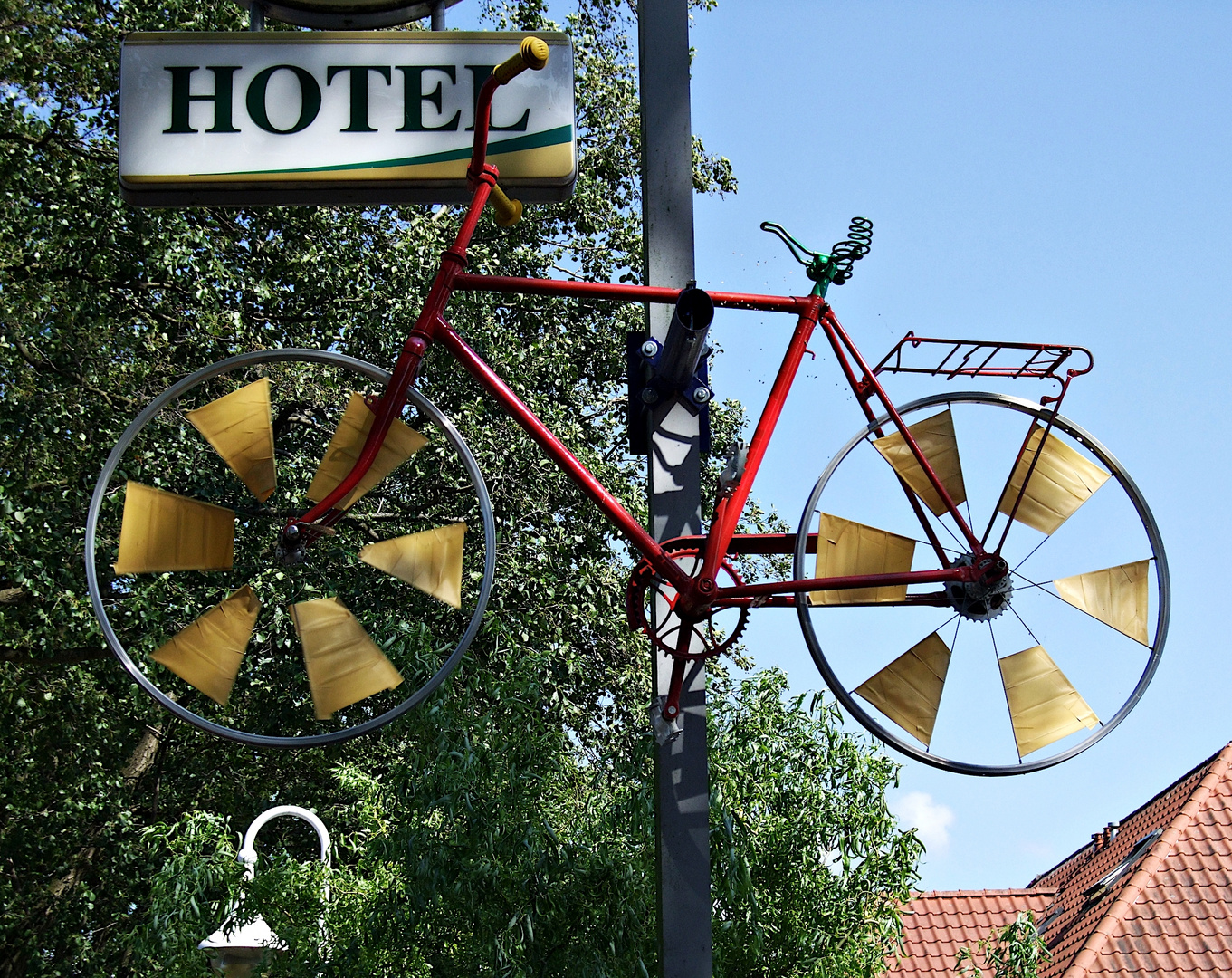 Ist wohl Werbung für ein Radfahrer-Hotel. ;-))