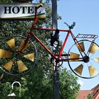Ist wohl Werbung für ein Radfahrer-Hotel. ;-))