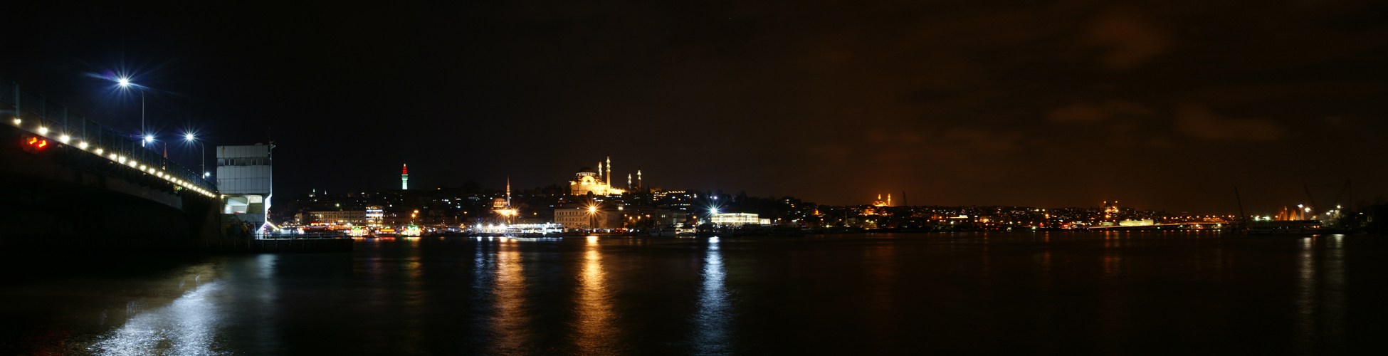 Istanbul bei Nacht von der Galatabrücke