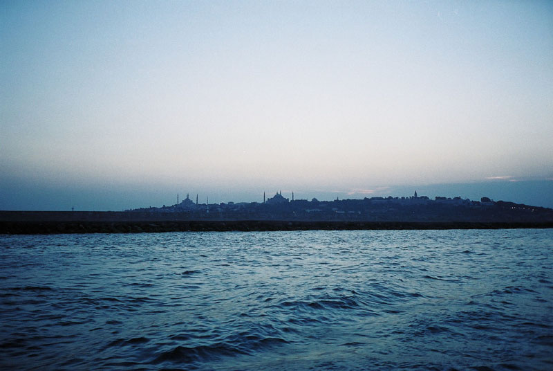 istanbul: blick von der fähre nach sultanahmet