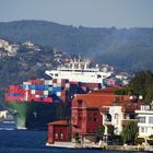 Istanbul: Chinesisches Containerschiff auf dem Bosporus