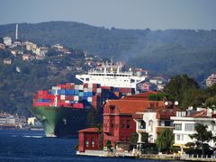 Istanbul: Chinesisches Containerschiff auf dem Bosporus