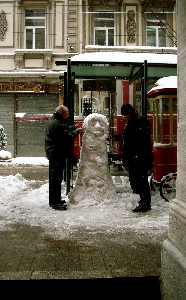 istanbul im schnee- und menschen bei "der arbeit" ;)