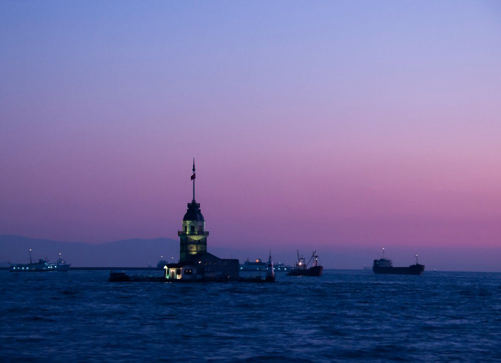 Istanbul, Leanderturm im Bosporus, blaue Stunde