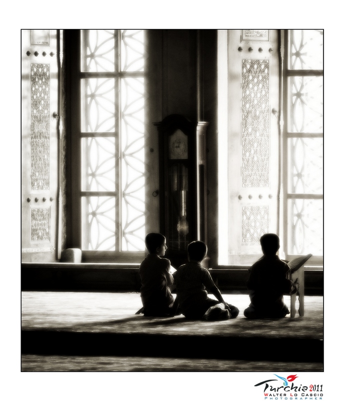Istanbul. Moschea Blu. Bambini in pregheira.