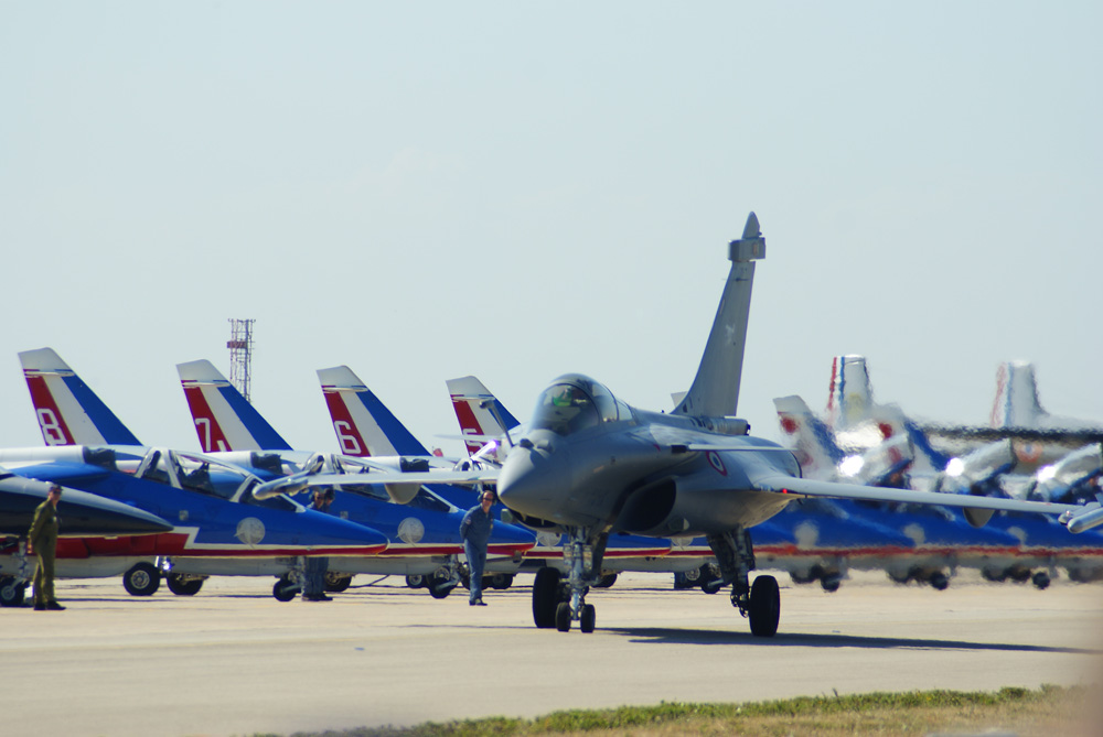 Istre Rafale sur fond de patrouille de france