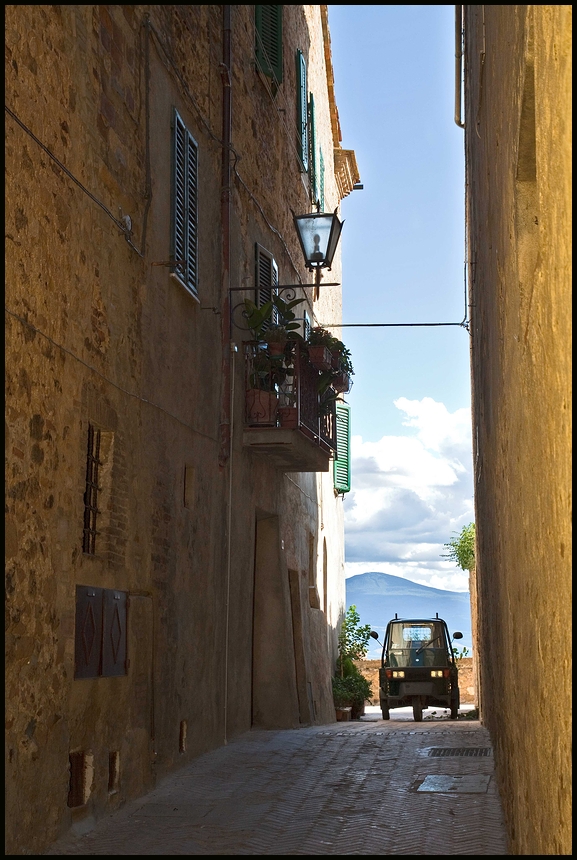 Italien, Pienza Toskana. Vespa Ape.