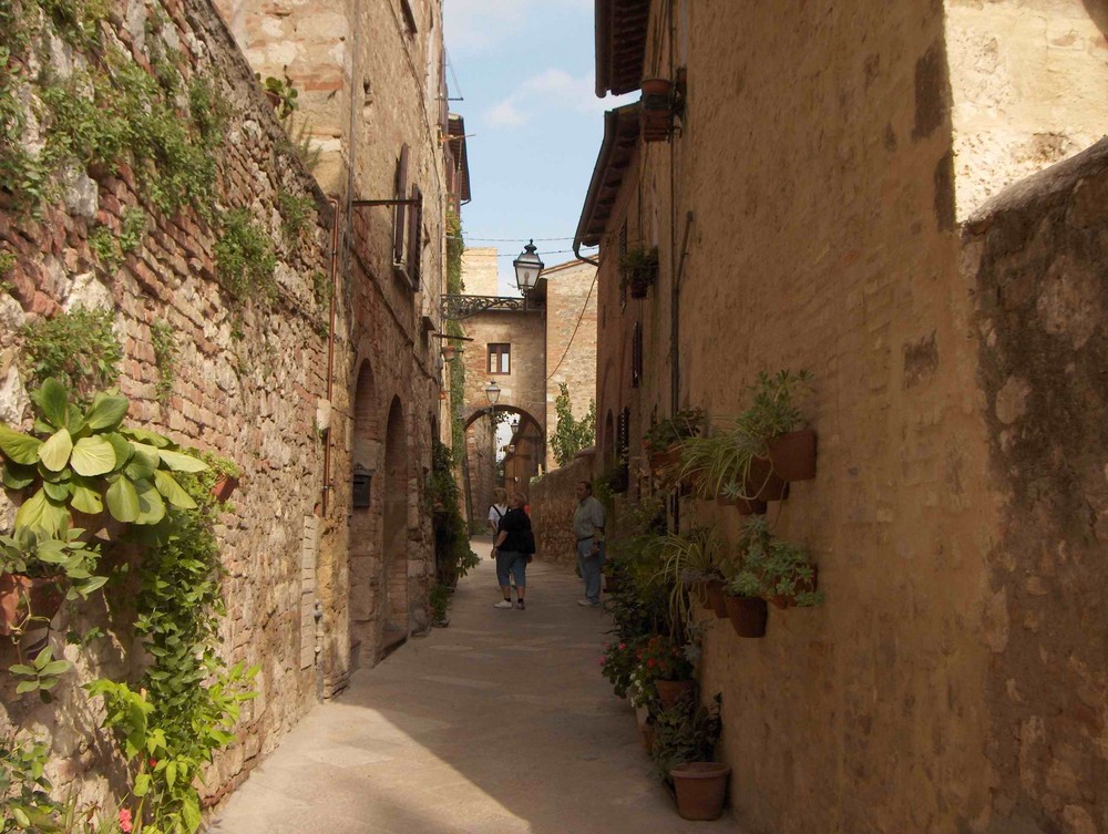 Italien, Toskana, San Gimignano -Gasse