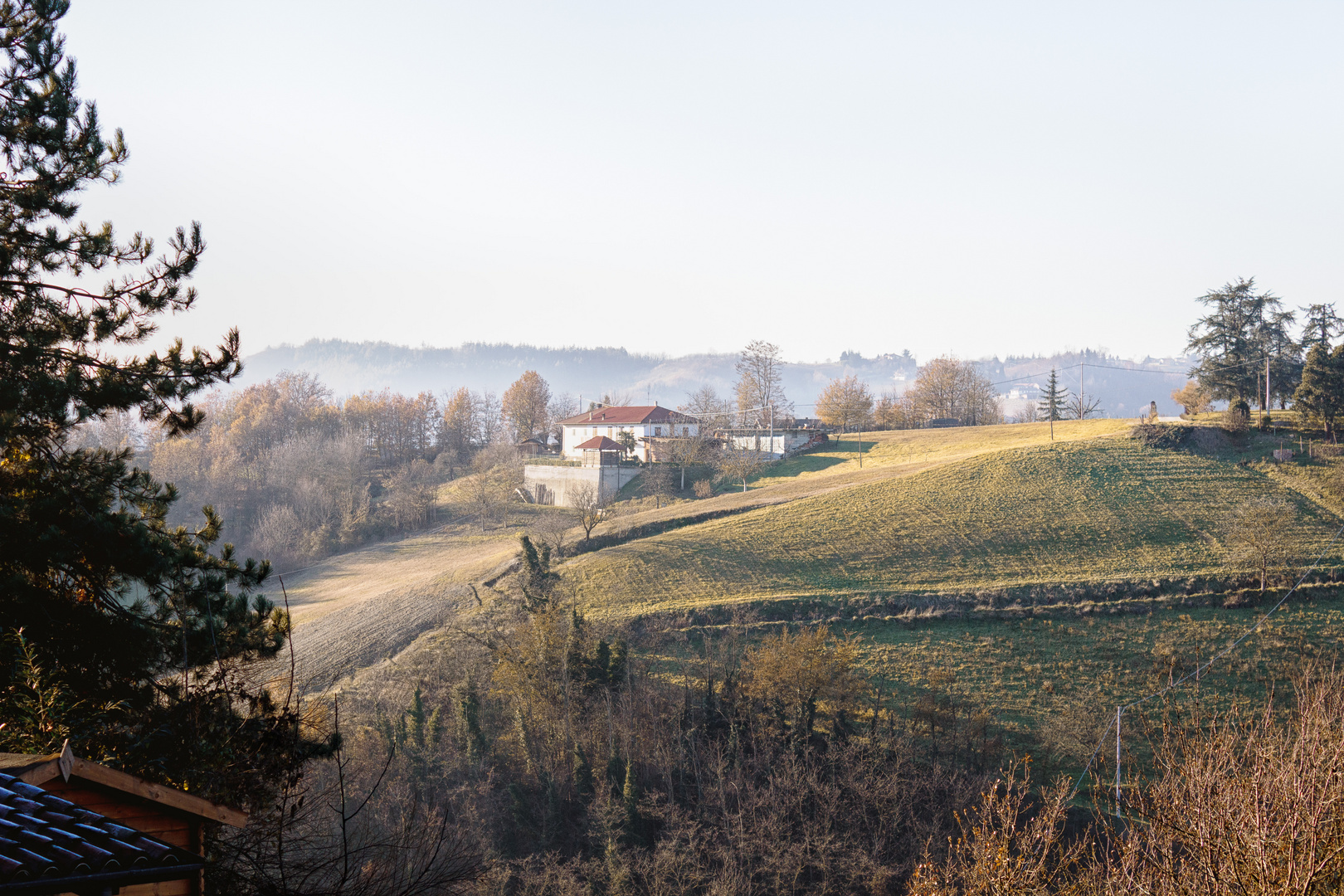 Italienische bereifte hügelige Landschaft mit einer Villa