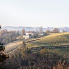 Italienische bereifte hügelige Landschaft mit einer Villa