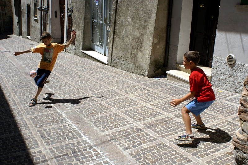 Italienische Jungen beim Straßenfußball