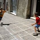 Italienische Jungen beim Straßenfußball