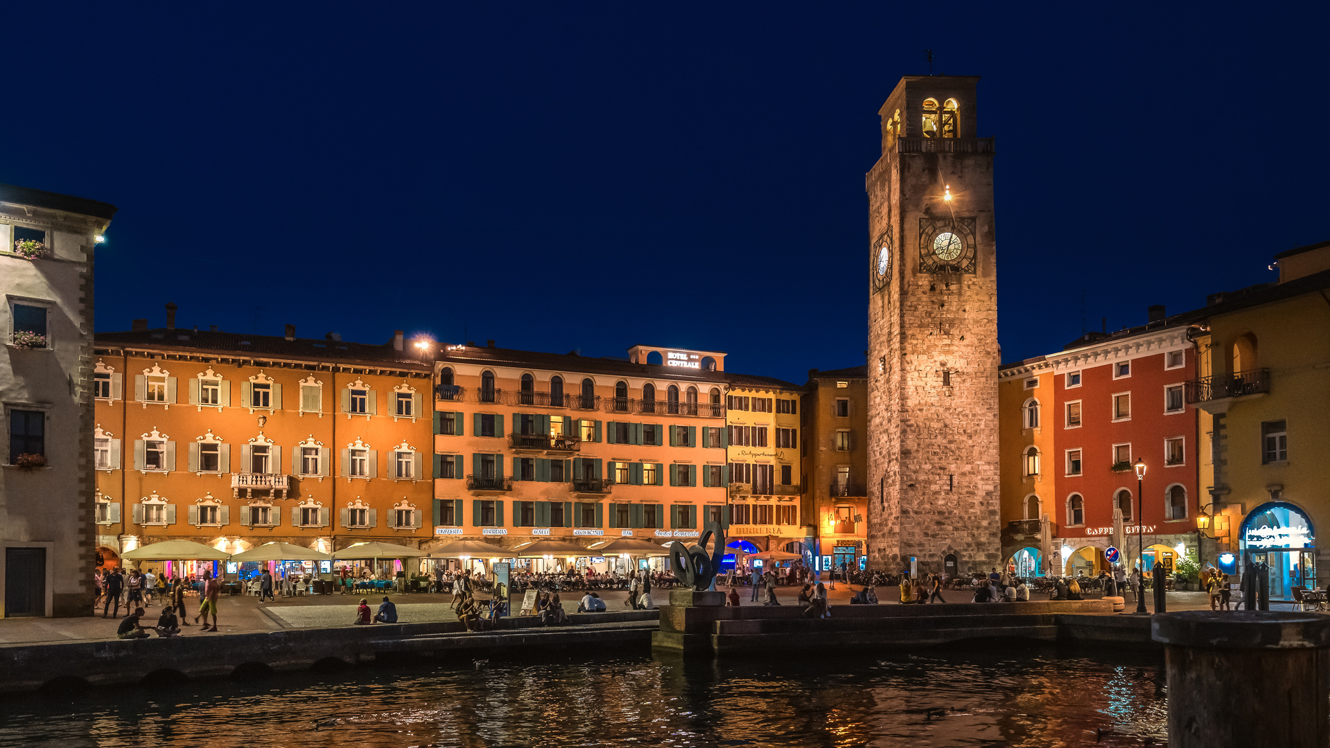 Italienisches Nachtleben in Riva del Garda