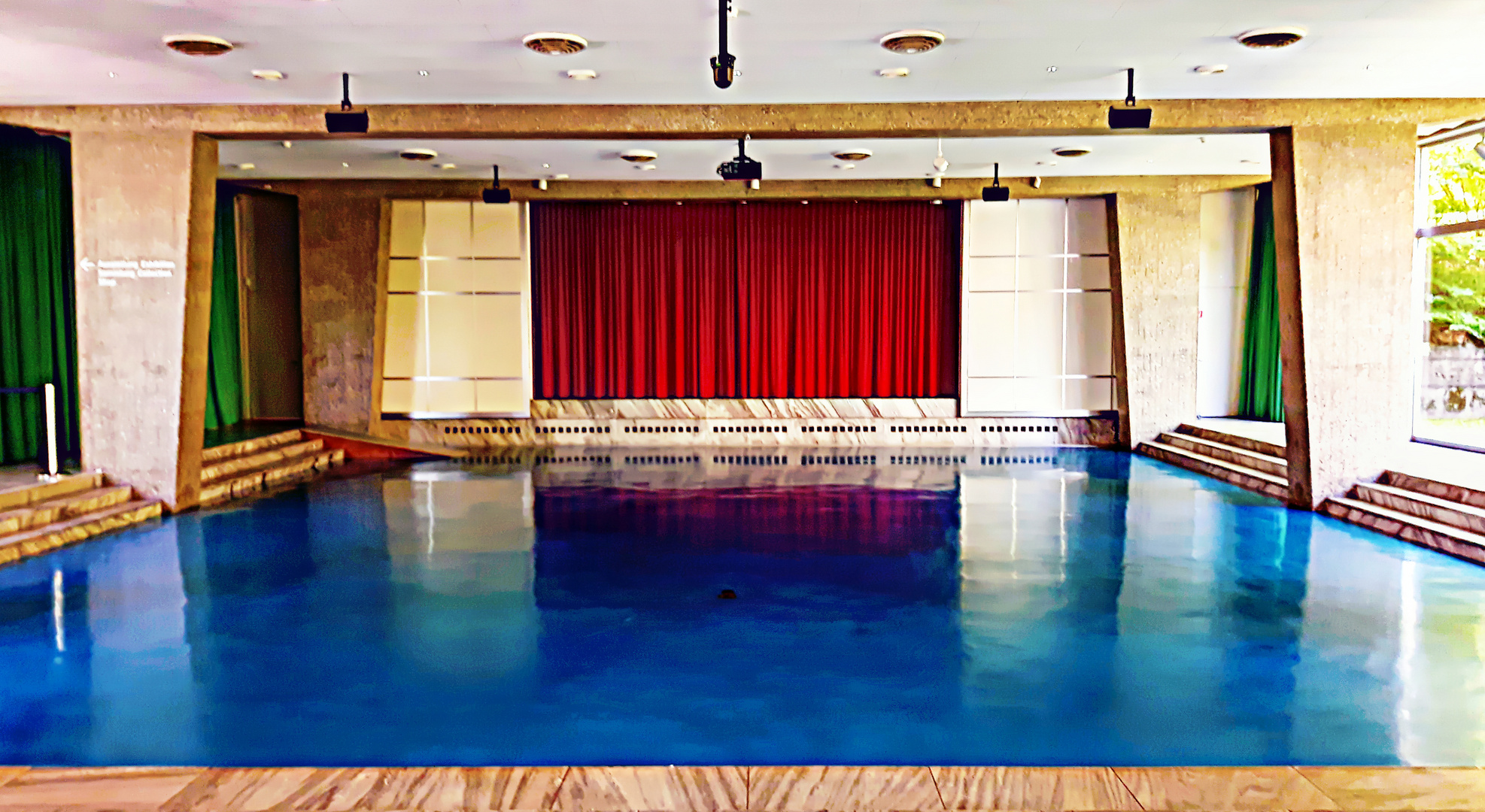 It'S nO POoL THeaTeR