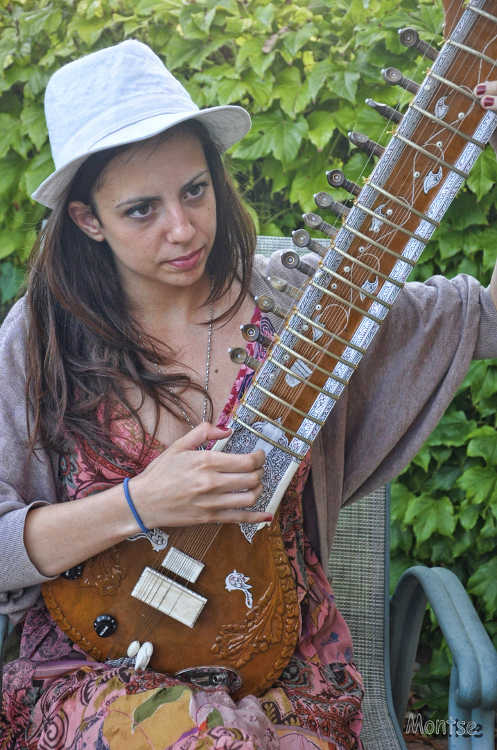 Ivette tocando Sitar.