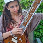 Ivette tocando Sitar.