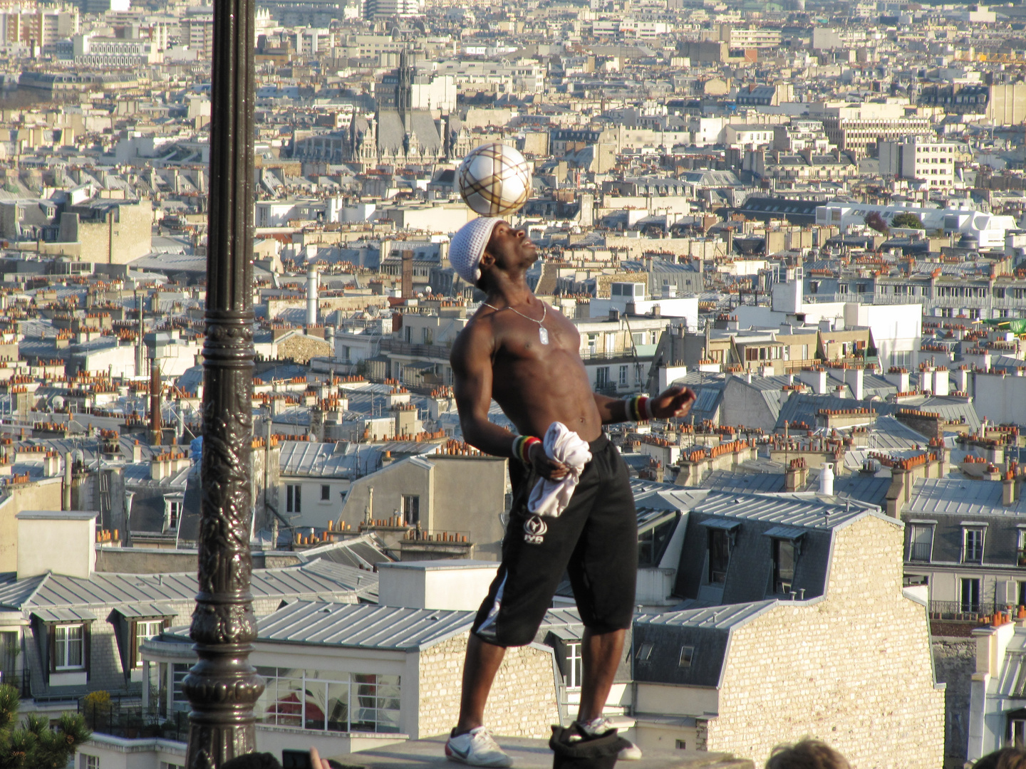 Iya Tarore über den Dächern von Paris