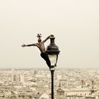 Iya Traoré vor der Pariser Skyline