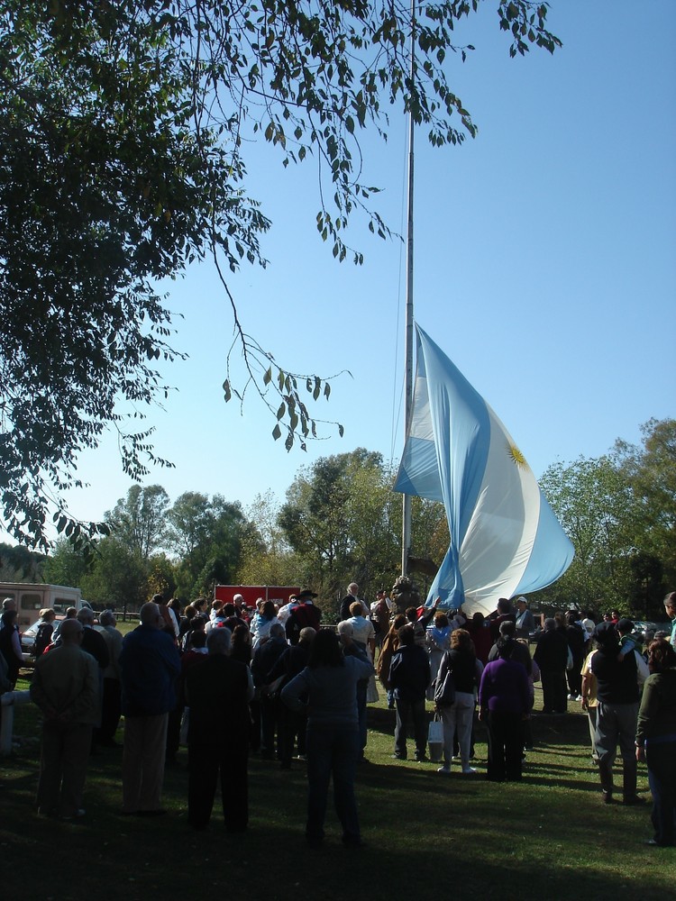 izando la bandera Argentina circulo criollo el rodeo