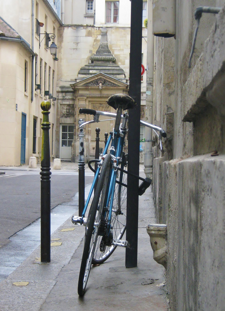 j attendais Pierrette entre un vélo et le potelet .... rue Necker Paris IV arr