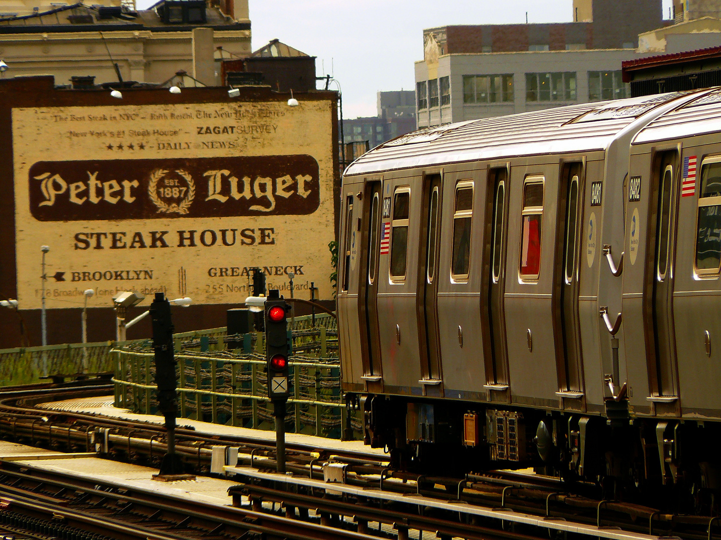 J-Train in Williamsburg vor der Brücke