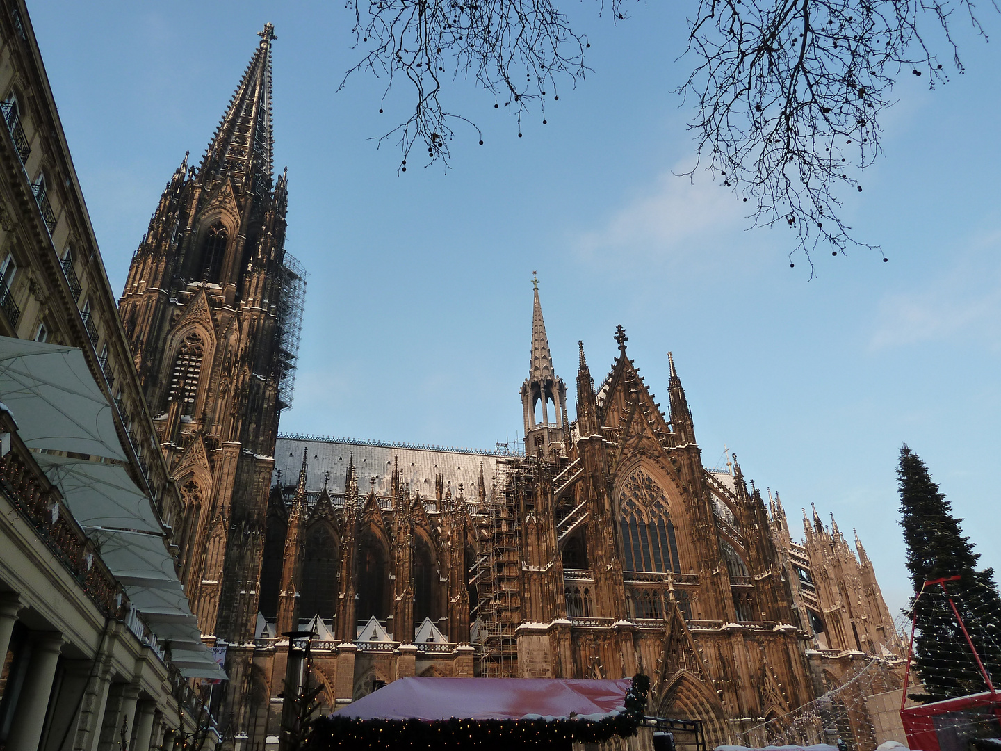 . . . ja, der dom steht auch noch :)