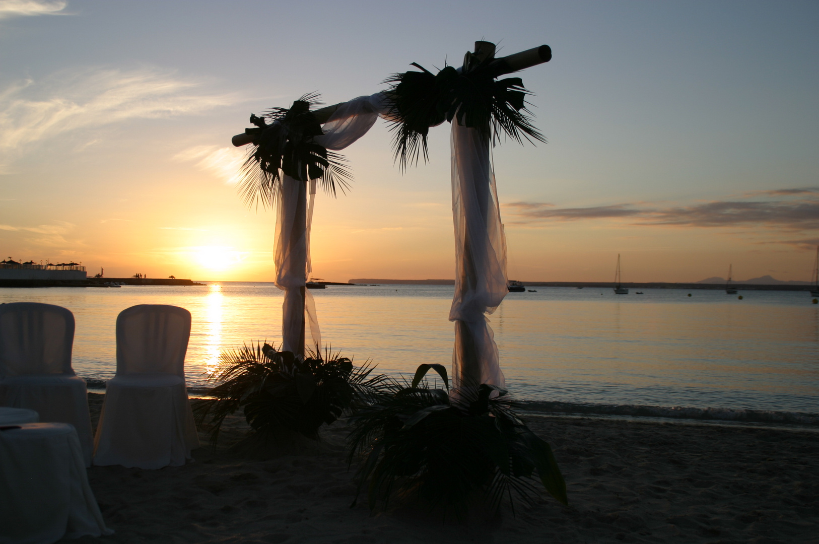 Ja sagen am Strand mit Sonnenuntergang